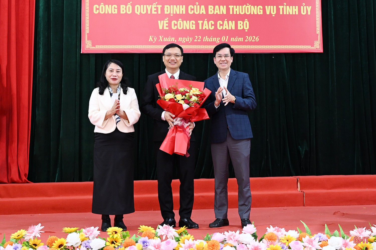 Đoàn công tác Ban Thường vụ Tỉnh ủy chỉ đạo xã Kỳ Xuân tặng hoa chúc mừng đồng chí Lâm Ngọc Dũng...