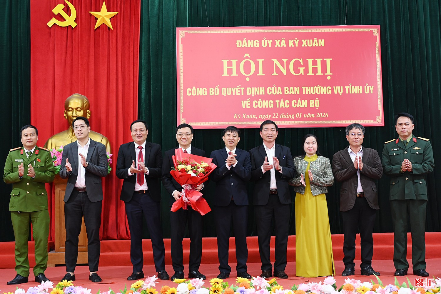 Ban Thường vụ Đảng ủy xã Kỳ Xuân tặng hoa chúc mừng đồng chí Lâm Ngọc Dũng.