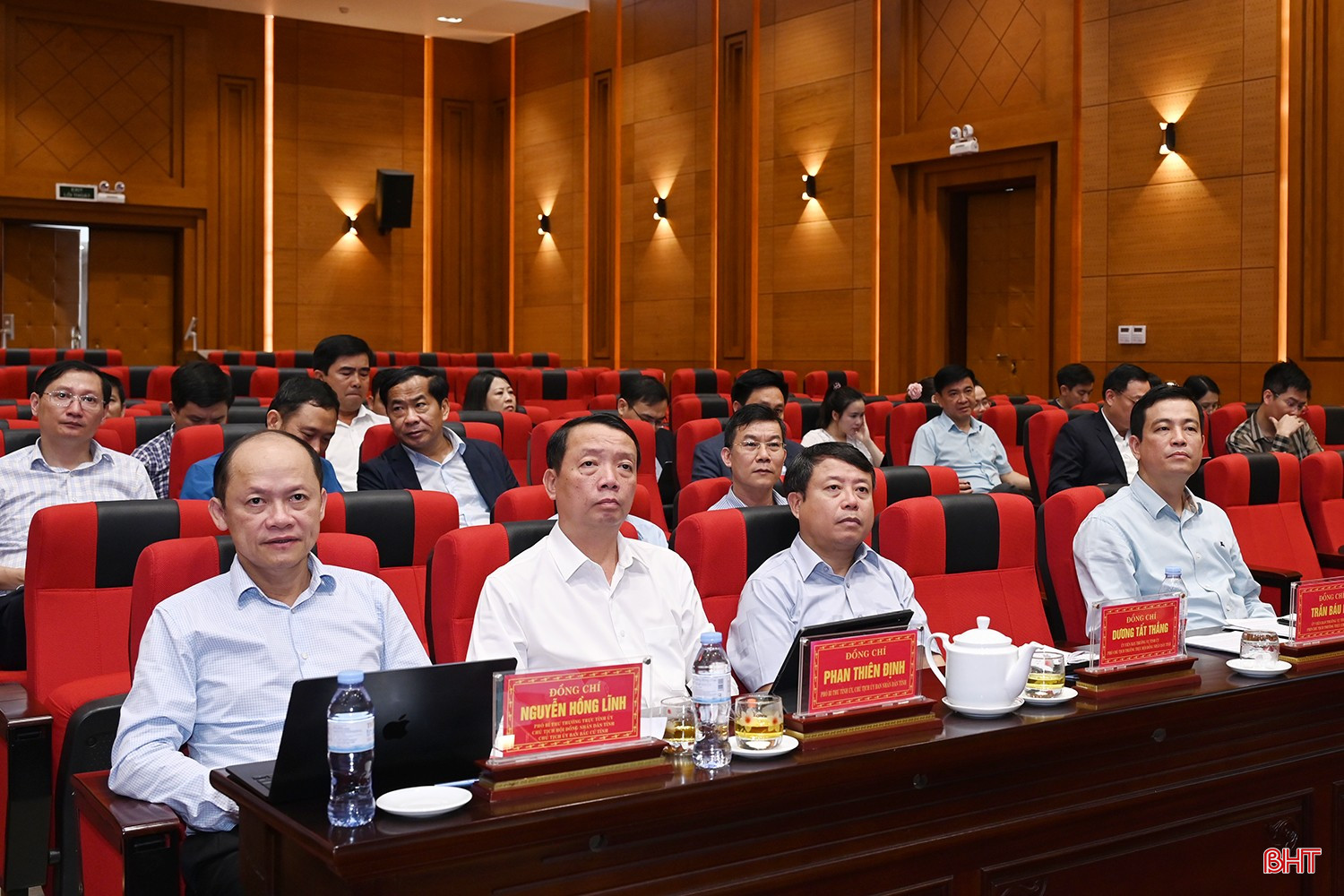 Các đồng chí lãnh đạo tỉnh dự hội nghị.