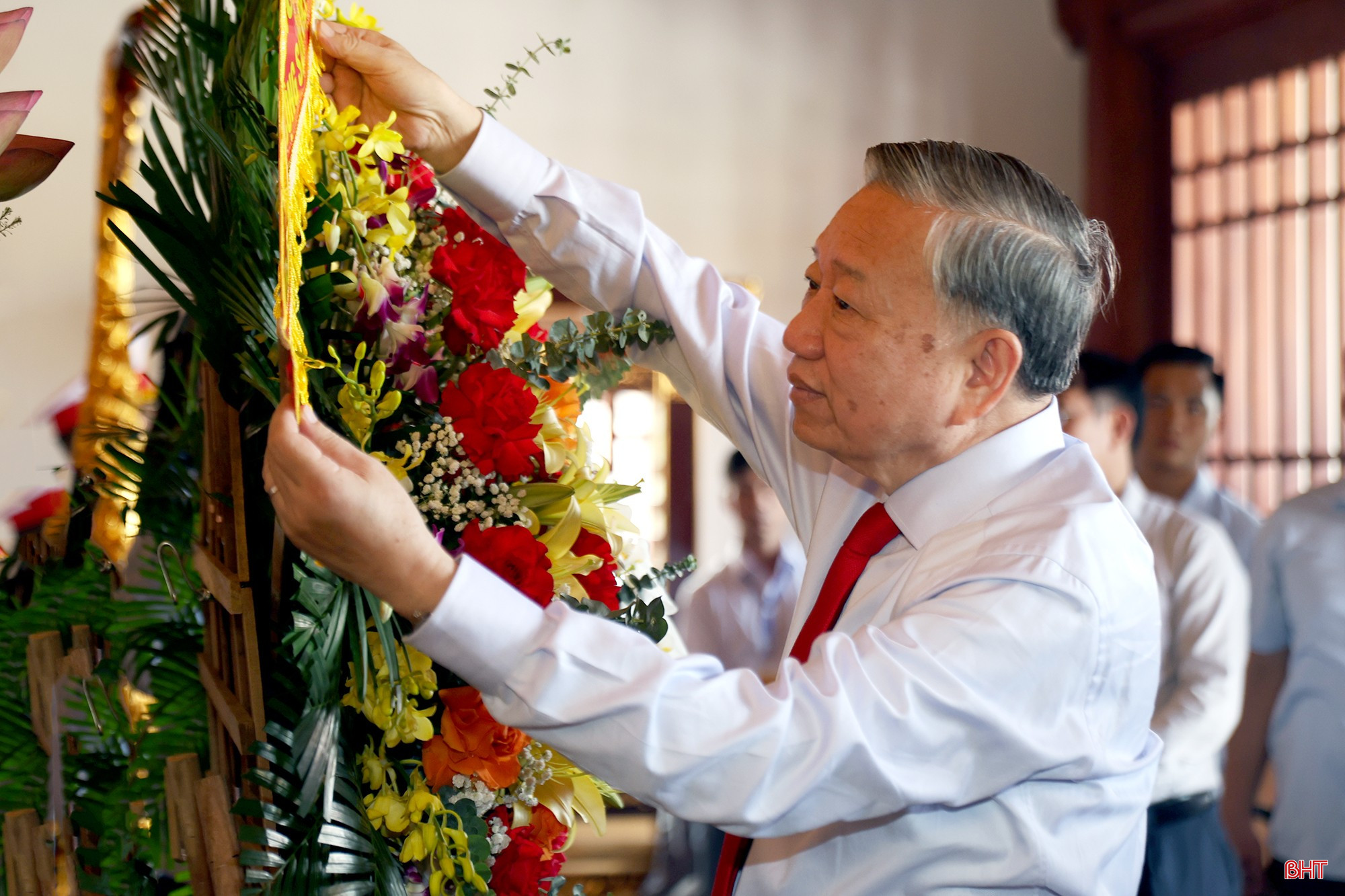 Tổng Bí thư, Chủ tịch nước Tô Lâm dâng hoa tại bàn thờ Tổng Bí thư Hà Huy Tập.