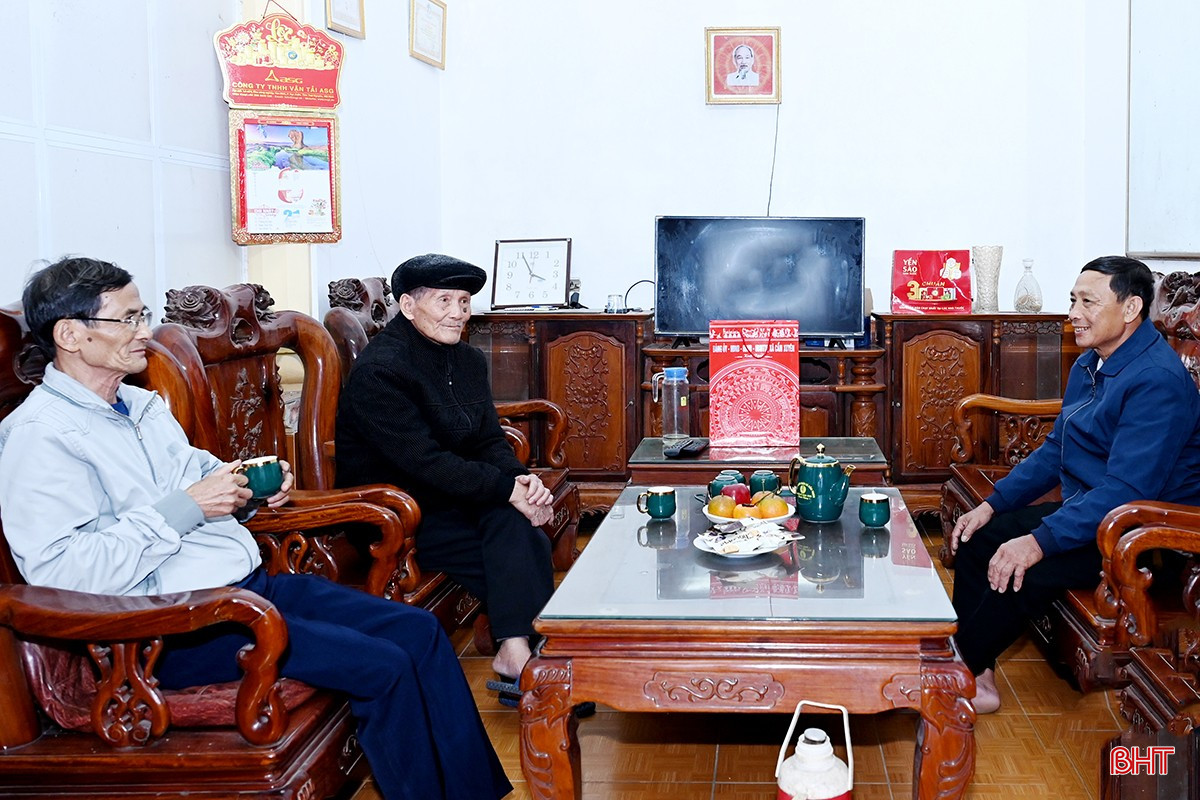 Với ông Thi, việc khai bút đầu năm không chỉ là thói quen mà còn là cách để mỗi người tự soi lại mình sau một năm đã qua. Ông Thi chậm rãi nói: “Đảng mạnh thì nước mạnh, nước mạnh thì dân giàu, cuộc sống mới phồn vinh, hạnh phúc. Gần cả thế kỷ sống và chứng kiến bao đổi thay của quê hương, đất nước, tôi càng thấm thía điều đó. Mỗi dòng chữ đầu năm viết ra cũng là một lời nhắc nhở bản thân phải sống gương mẫu, sống có ích cho con cháu noi theo”.