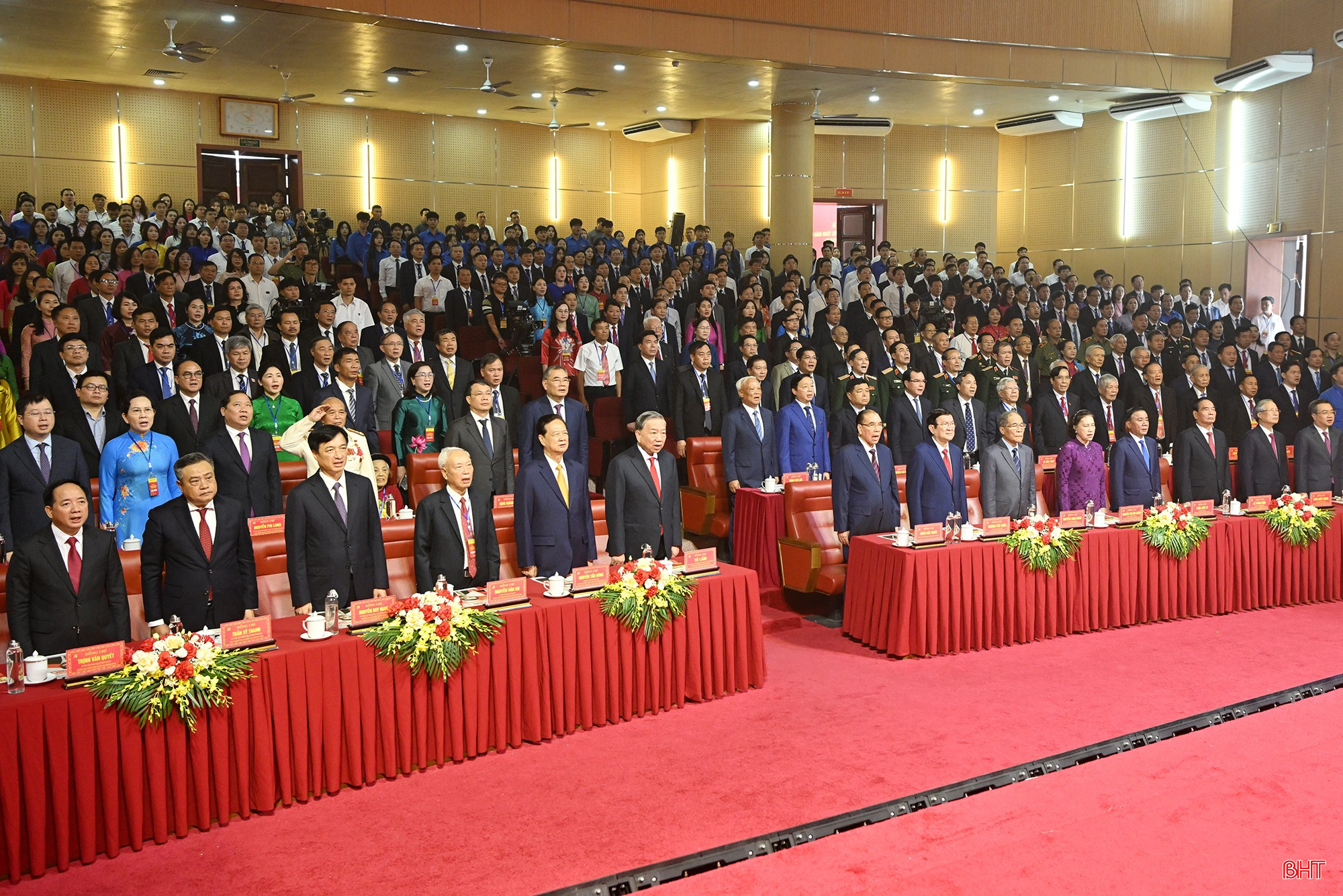 Tổng Bí thư, Chủ tịch nước Tô Lâm và đại biểu thực hiện nghi lễ chào cờ.