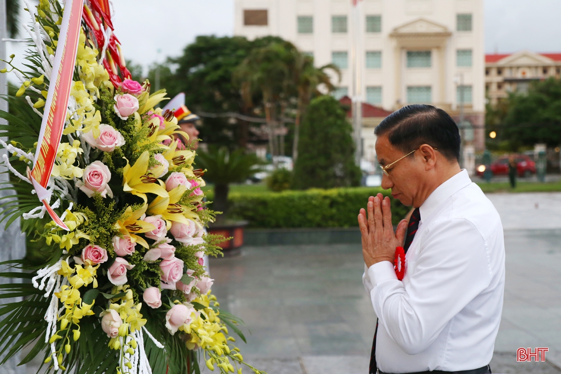 Đoàn đại biểu dự Đại hội Thi đua yêu nước tỉnh Hà Tĩnh báo công với Bác Hồ