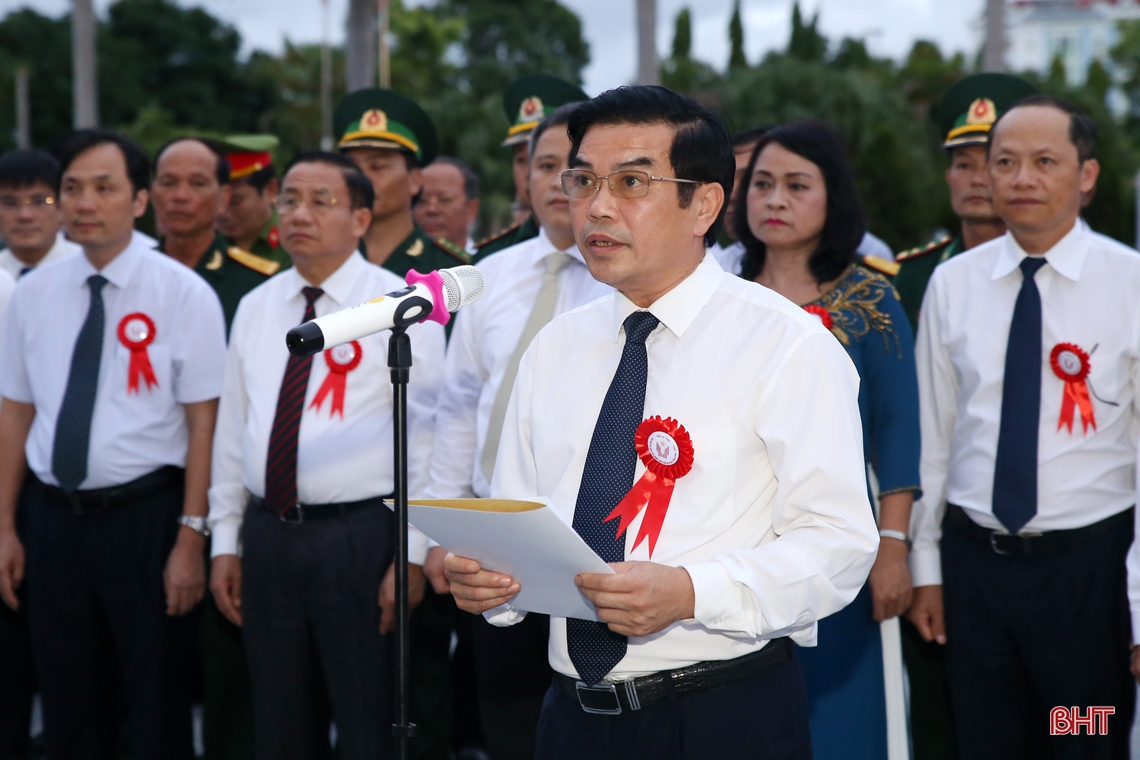 Đoàn đại biểu dự Đại hội Thi đua yêu nước tỉnh Hà Tĩnh báo công với Bác Hồ