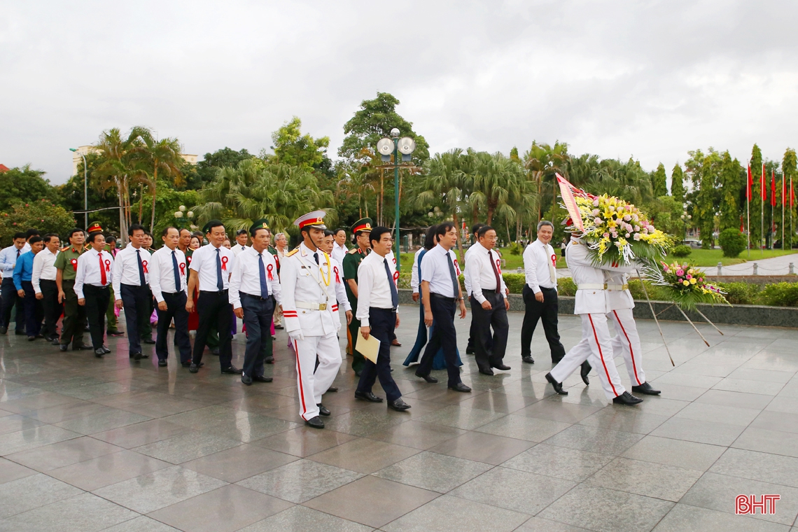 Đoàn đại biểu dự Đại hội Thi đua yêu nước tỉnh Hà Tĩnh báo công với Bác Hồ