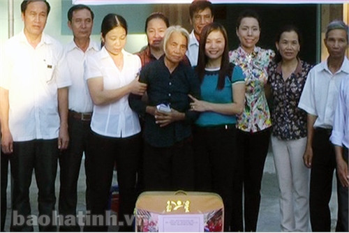 Hội LHPN tỉnh trao tặng bà Thông một số vật dụng cần thiết.