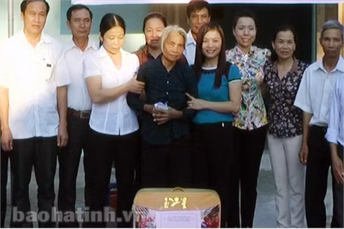 Hội LHPN tỉnh trao tặng bà Thông một số vật dụng cần thiết.