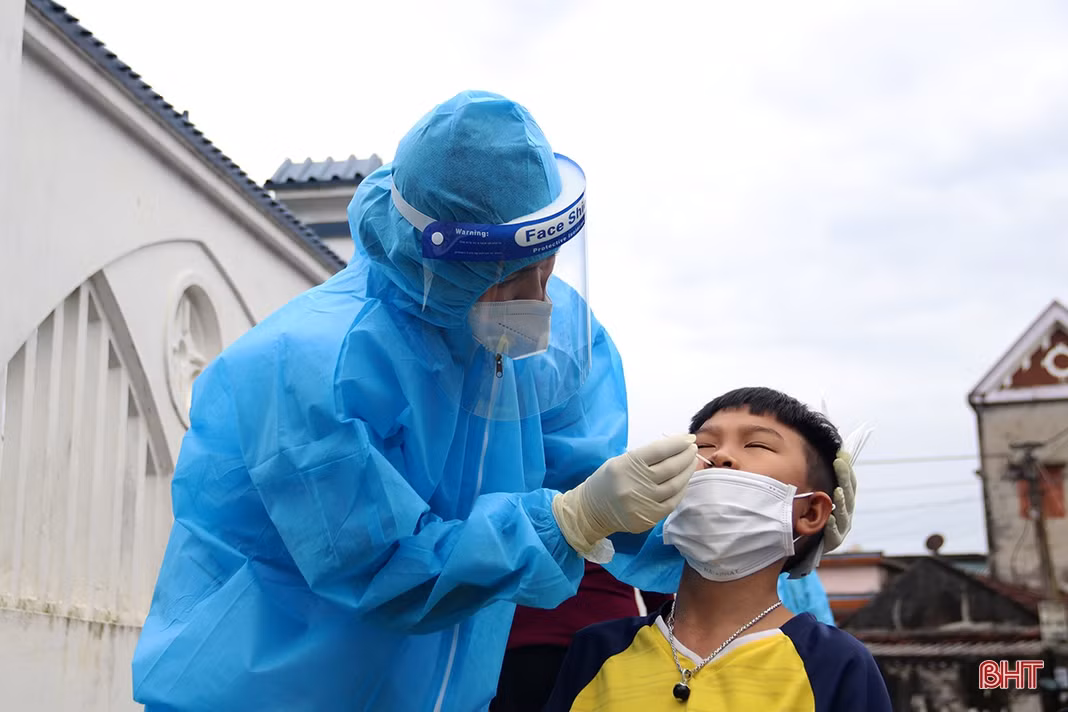 Theo chân tổ truy vết, lấy mẫu test nhanh COVID-19 trong vùng phong tỏa ở TX Kỳ Anh