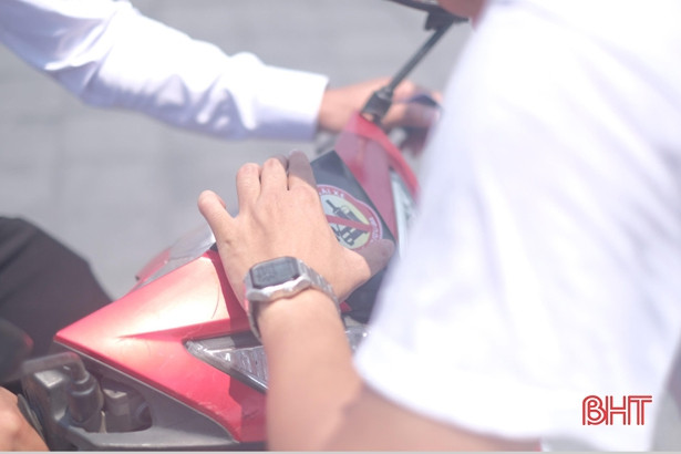 Người trẻ Hà Tĩnh dán sticker tuyên truyền miễn phí “Không lái xe khi đã uống rượu bia”