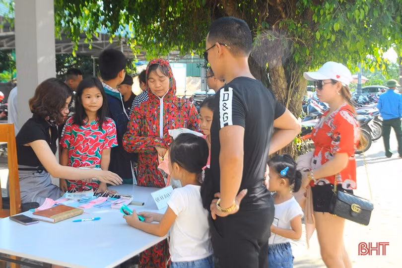 “Đổi gió”, nhiều du khách “ngược ngàn” tận hưởng du lịch sinh thái ở Hà Tĩnh