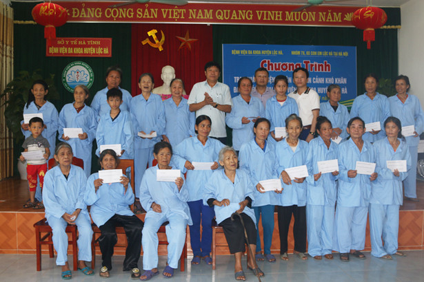 Trao quà cho bệnh nhân khó khăn tại Bệnh viện Đa khoa Lộc Hà