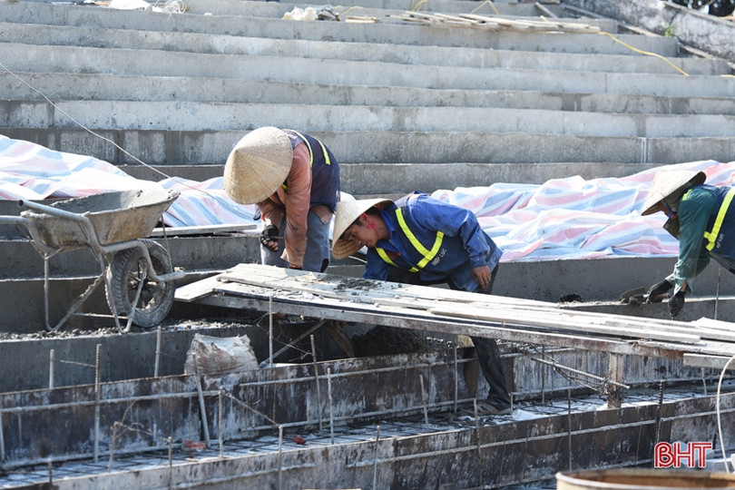 Nóng hầm hập, công nhân “quên lễ” trên công trường sân vận động Hà Tĩnh