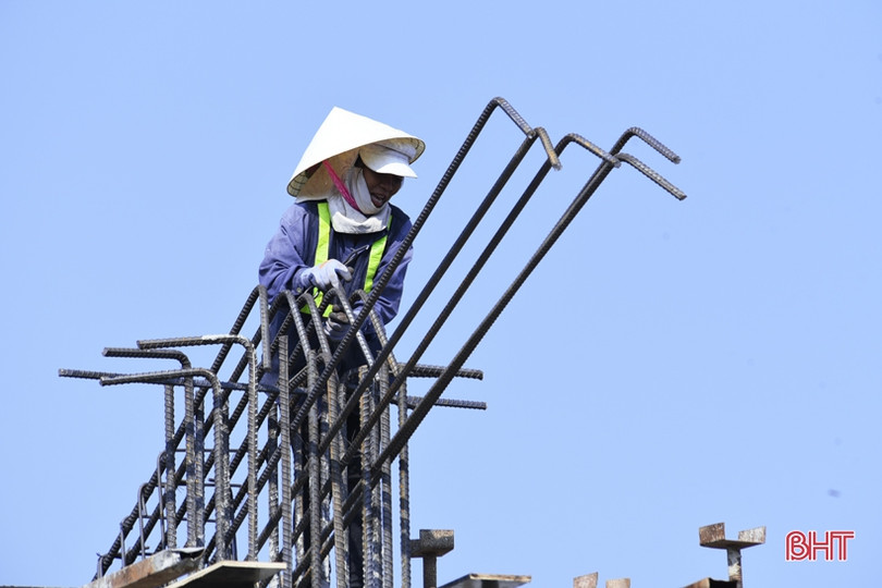 Nóng hầm hập, công nhân “quên lễ” trên công trường sân vận động Hà Tĩnh