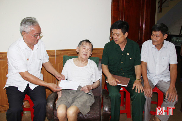 Hội CCB Nghi Xuân trao quà cho hội viên tham gia kháng chiến chống Pháp