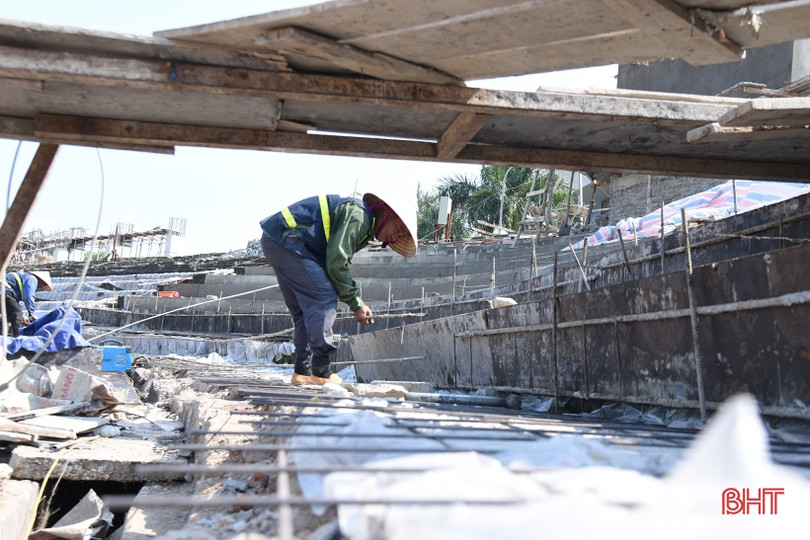 Nóng hầm hập, công nhân “quên lễ” trên công trường sân vận động Hà Tĩnh