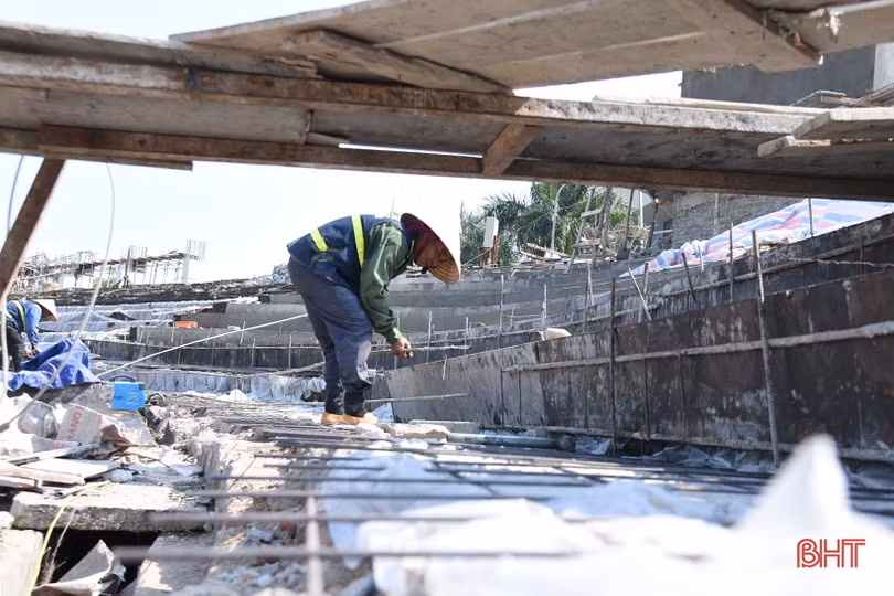 Nóng hầm hập, công nhân “quên lễ” trên công trường sân vận động Hà Tĩnh