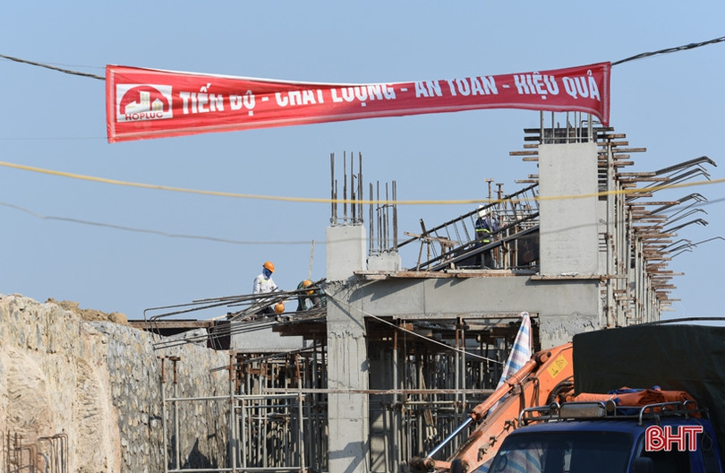 Nóng hầm hập, công nhân “quên lễ” trên công trường sân vận động Hà Tĩnh