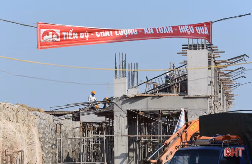 Nóng hầm hập, công nhân “quên lễ” trên công trường sân vận động Hà Tĩnh