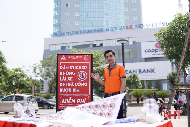 Người trẻ Hà Tĩnh dán sticker tuyên truyền miễn phí “Không lái xe khi đã uống rượu bia”