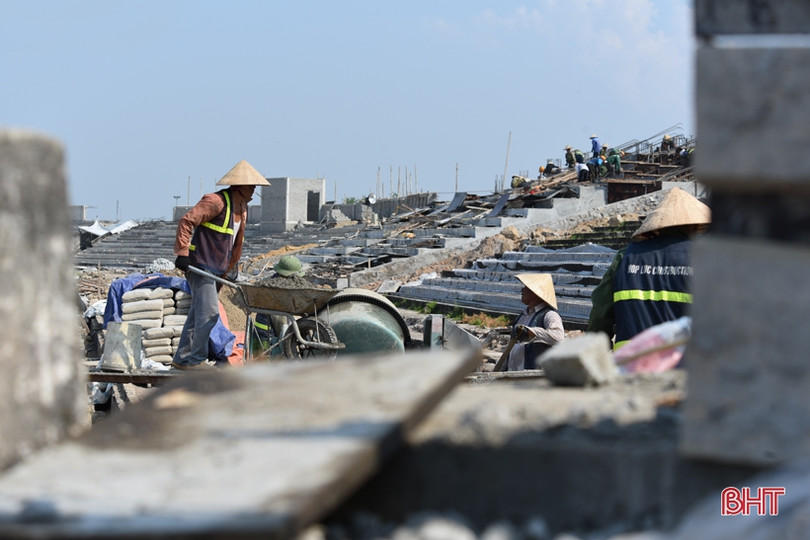 Nóng hầm hập, công nhân “quên lễ” trên công trường sân vận động Hà Tĩnh