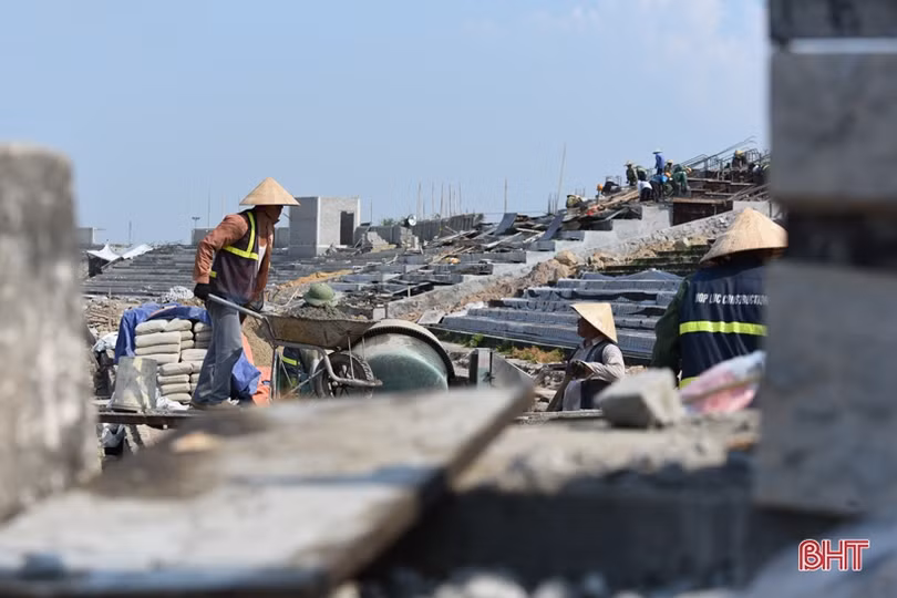 Nóng hầm hập, công nhân “quên lễ” trên công trường sân vận động Hà Tĩnh