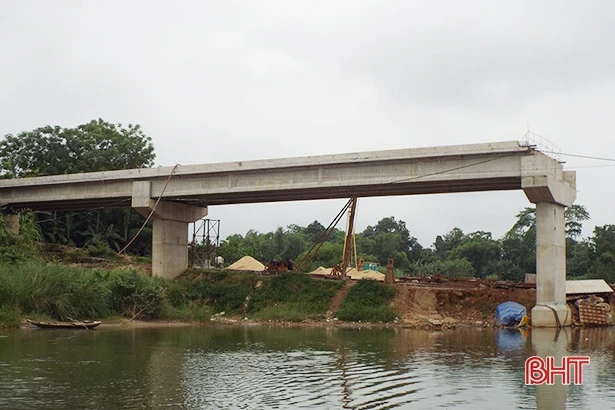 Do đâu, cầu Vực Nầm “lỗi hẹn” tiến độ?!