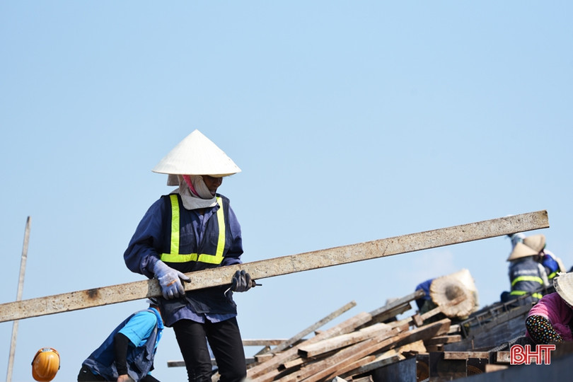 Nóng hầm hập, công nhân “quên lễ” trên công trường sân vận động Hà Tĩnh