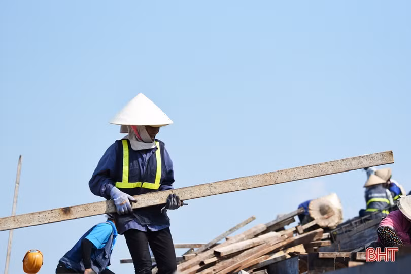 Nóng hầm hập, công nhân “quên lễ” trên công trường sân vận động Hà Tĩnh