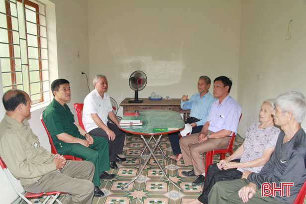 Hội CCB Nghi Xuân trao quà cho hội viên tham gia kháng chiến chống Pháp