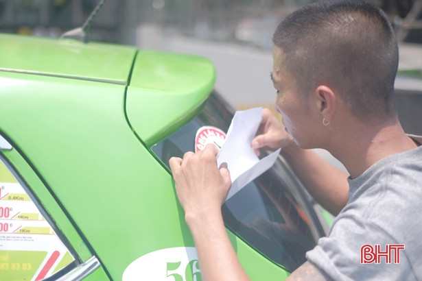 Người trẻ Hà Tĩnh dán sticker tuyên truyền miễn phí “Không lái xe khi đã uống rượu bia”