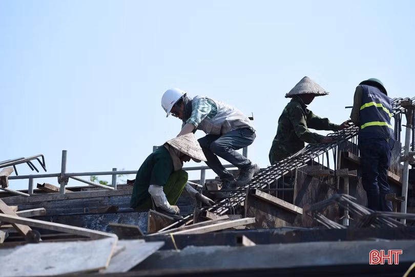 Nóng hầm hập, công nhân “quên lễ” trên công trường sân vận động Hà Tĩnh