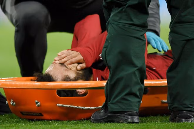Salah bật khóc vì dính chấn thương, có thể lỡ trận gặp Barca