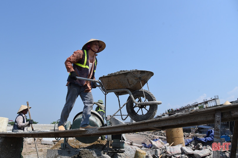 Nóng hầm hập, công nhân “quên lễ” trên công trường sân vận động Hà Tĩnh