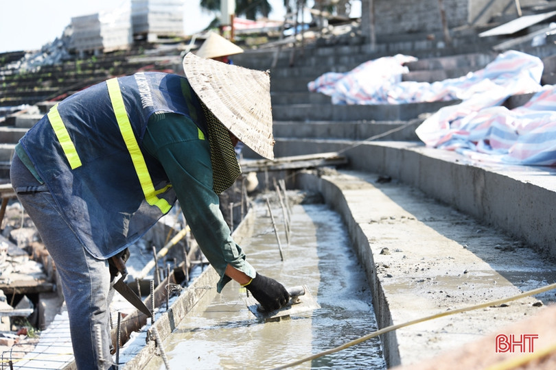 Nóng hầm hập, công nhân “quên lễ” trên công trường sân vận động Hà Tĩnh