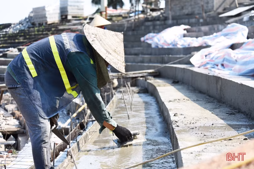 Nóng hầm hập, công nhân “quên lễ” trên công trường sân vận động Hà Tĩnh
