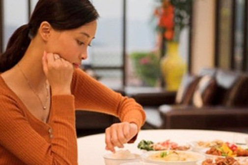 Vì sao không nên ăn tối muộn?