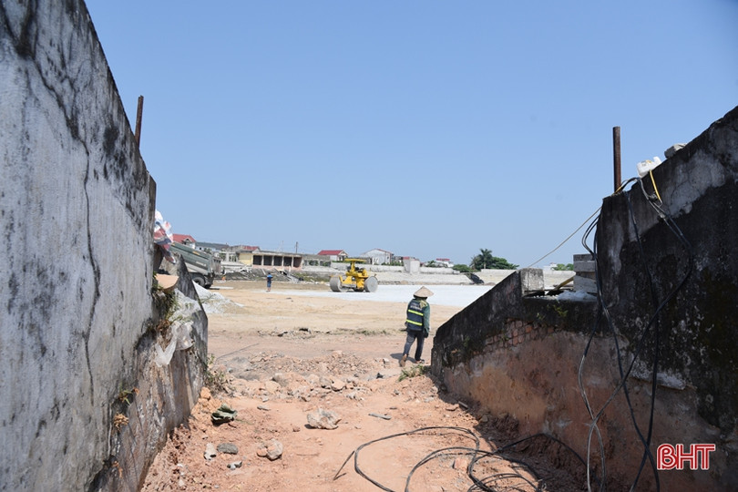 Nóng hầm hập, công nhân “quên lễ” trên công trường sân vận động Hà Tĩnh