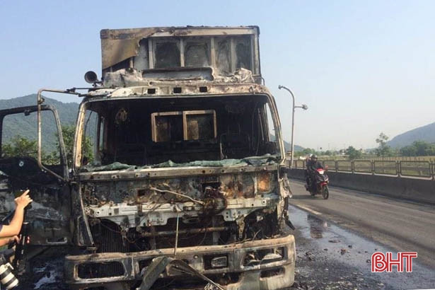 Xe tải đông lạnh biển Lào bốc cháy trơ đầu trên đường tránh 1A