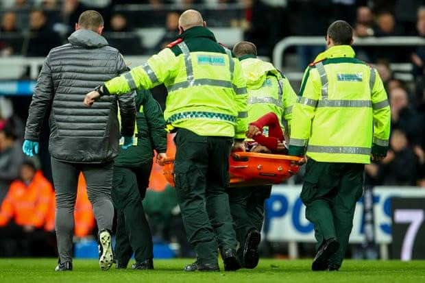 Salah bật khóc vì dính chấn thương, có thể lỡ trận gặp Barca