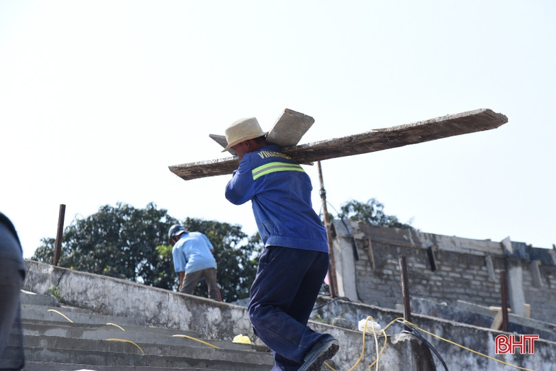 Nóng hầm hập, công nhân “quên lễ” trên công trường sân vận động Hà Tĩnh