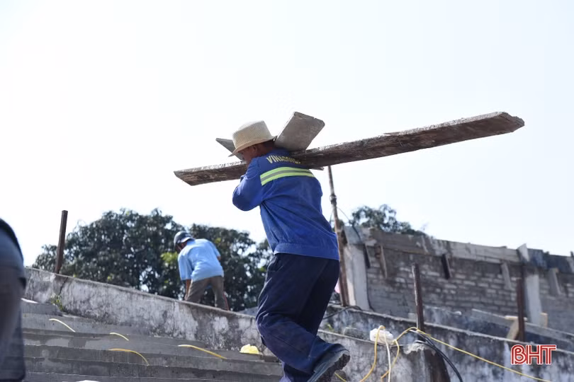 Nóng hầm hập, công nhân “quên lễ” trên công trường sân vận động Hà Tĩnh