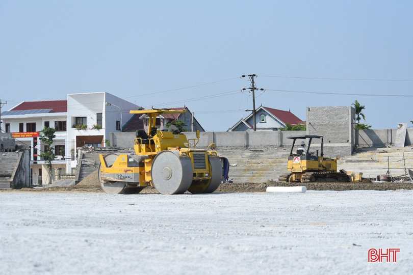 Nóng hầm hập, công nhân “quên lễ” trên công trường sân vận động Hà Tĩnh