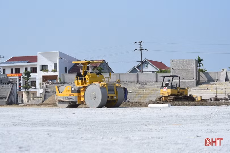 Nóng hầm hập, công nhân “quên lễ” trên công trường sân vận động Hà Tĩnh