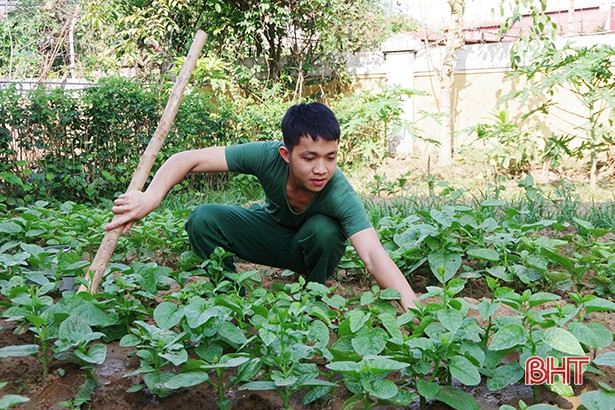 Binh nhất tiết kiệm tiền phụ cấp giúp chị gái học đại học xa nhà