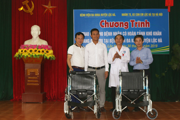 Trao quà cho bệnh nhân khó khăn tại Bệnh viện Đa khoa Lộc Hà