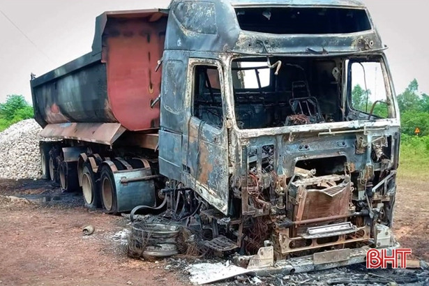 Vướng thùng vào đường dây điện 35KV, xe tải ben bốc cháy ngùn ngụt