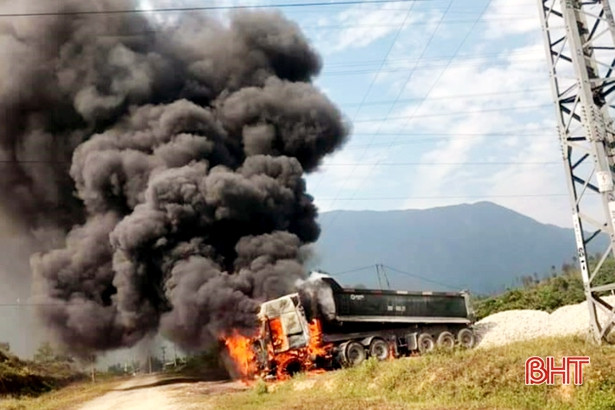 Vướng thùng vào đường dây điện 35KV, xe tải ben bốc cháy ngùn ngụt