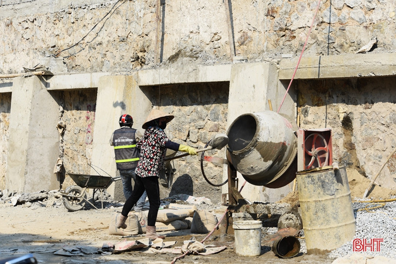 Nóng hầm hập, công nhân “quên lễ” trên công trường sân vận động Hà Tĩnh
