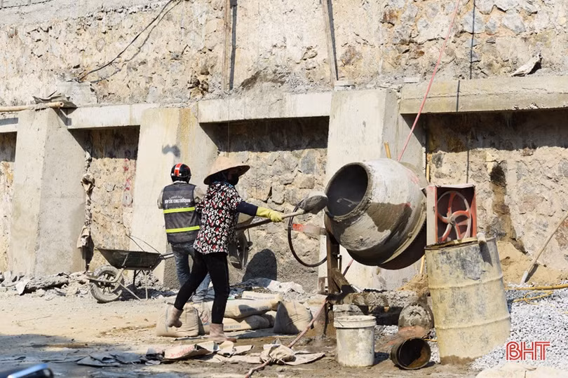 Nóng hầm hập, công nhân “quên lễ” trên công trường sân vận động Hà Tĩnh