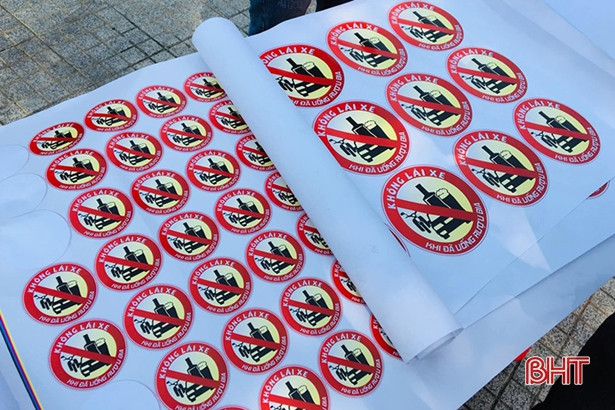 Người trẻ Hà Tĩnh dán sticker tuyên truyền miễn phí “Không lái xe khi đã uống rượu bia”